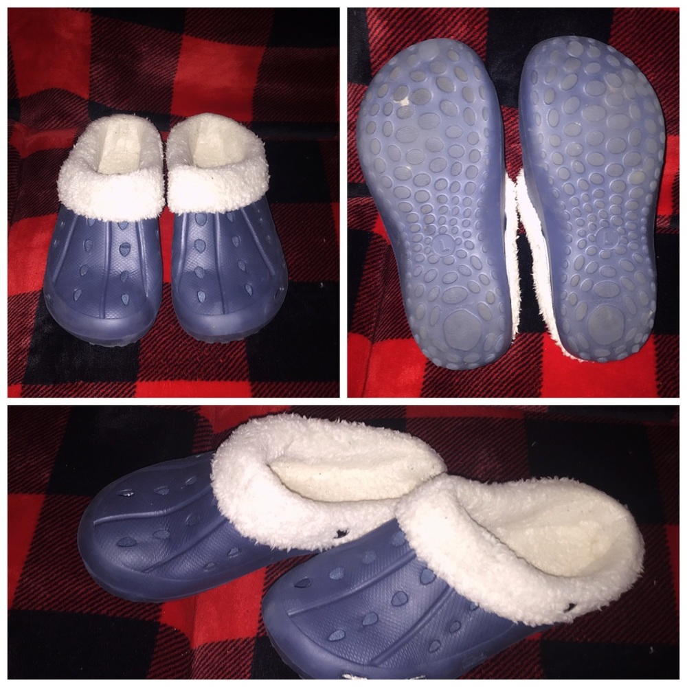 Women’s croc-like Sherpa lined shoes